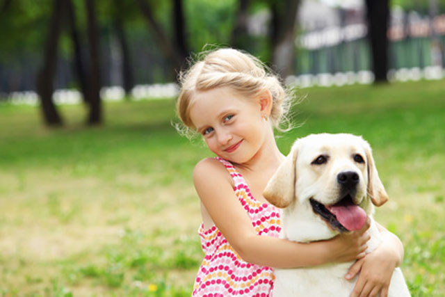 Mädchen mit Hund