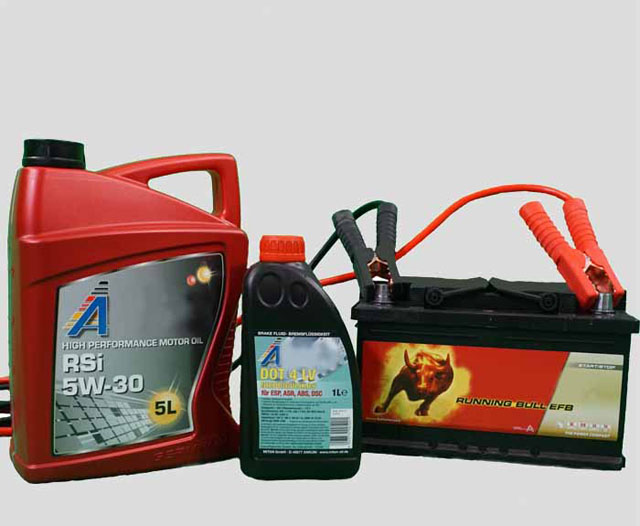 Sortiment Fahrzeugbatterien und Oel